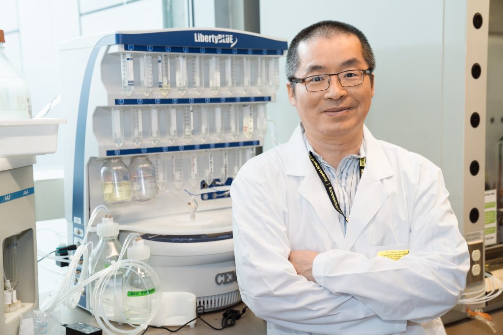 Dr Kuo-Shyan Li in his lab 